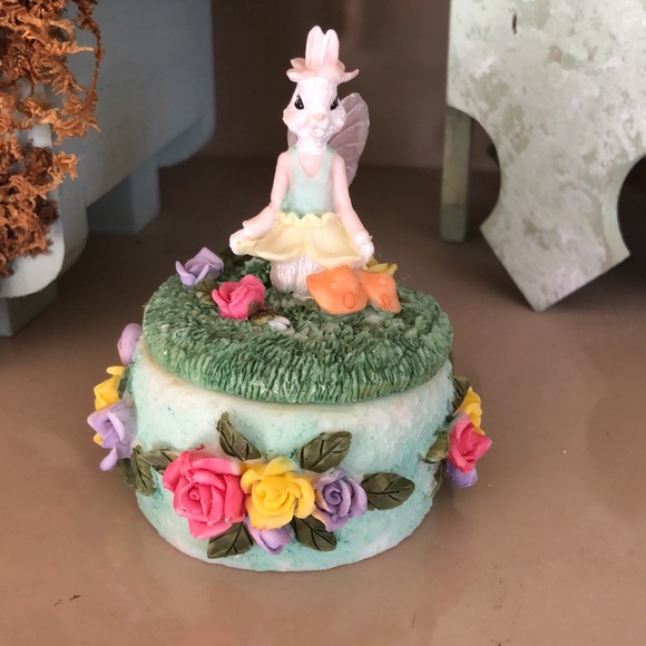 Resin dimensional bunny rabbit tooth fairy box - Picture 2 of 16